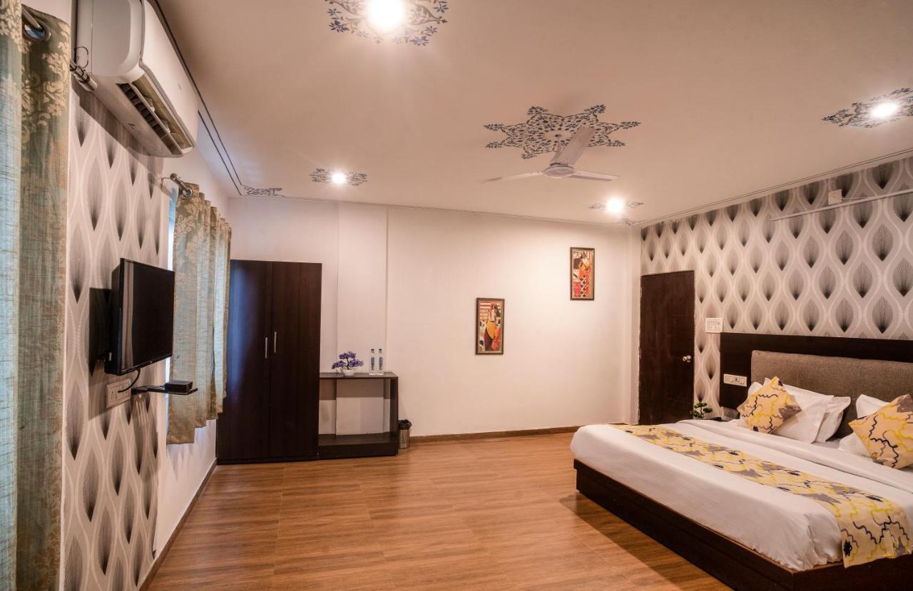 Tripli Hotels Arunoday Palace Удайпур Екстериор снимка